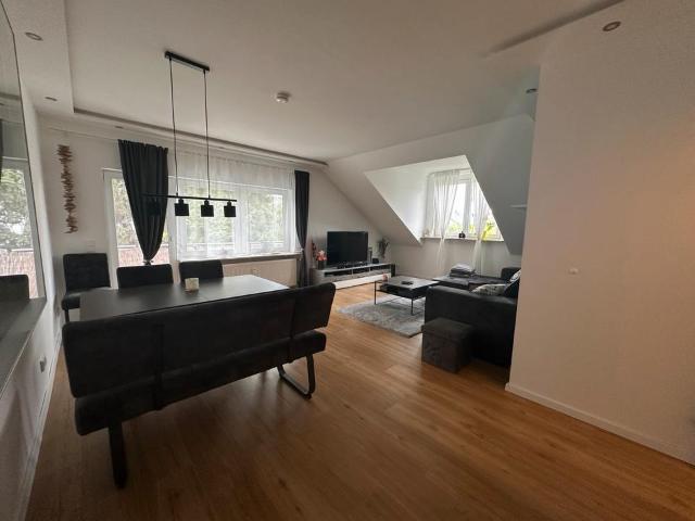 Modernisierte 4 Zimmer Dachgeschosswohnung mit Balkon & Garage