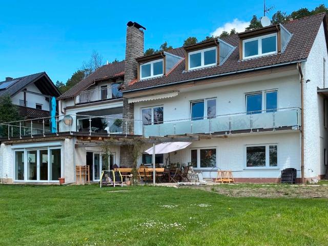 Modernisierte 4 Zimmer Eigentumswohnung mit großer Terrasse