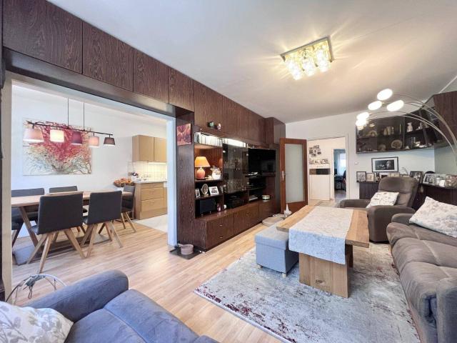 MODERNISIERTE 4 ZIMMER WOHNUNG + STELLPLATZ IN GEPFLEGTEM NEUBAU