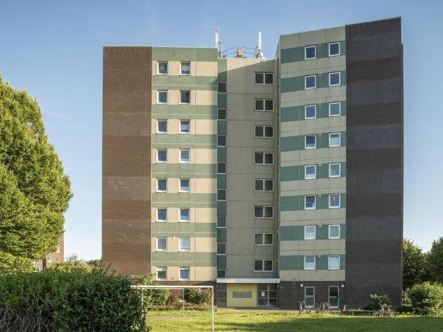 Bereits modernisierte 4 ZKB Balkonwohnung im Erdgeschoss eines Hochhauses in Heppens zu vermieten!