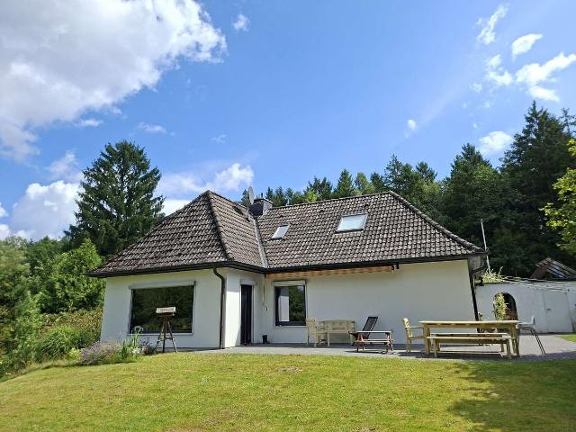 modernisiertes 5 Zimmer Einfamilienhaus mit Teilkeller & Garagen in grüner Wohnlage