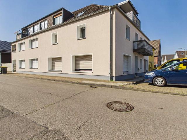 Modernisiertes 6 Familienhaus mit Lagerhalle und großer Garage.