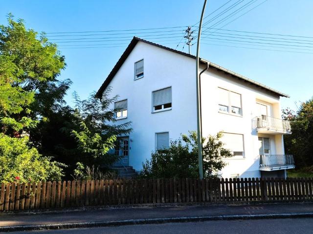 Modernisiertes 3 Parteien Mehrfamilienhaus mit Balkonen u. Garten
