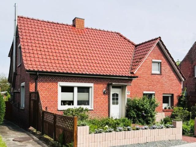 Modernisiertes Wohlfühlhaus mit Garten, Garage, Doppelcarport und Werkstatt in ruhiger Warftenlage
