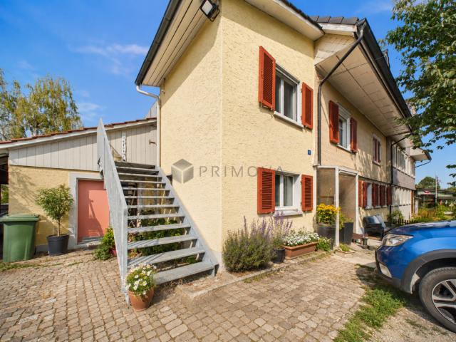 Modernisiertes Zweifamilienhaus mit Baulandreserve