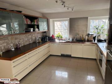 Modernisiertes Zweifamilienhaus mit Garage und großzügiger Halle!