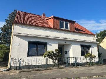 Modernisiertes Zweifamilienhaus mit großem Garten in ruhiger Lage