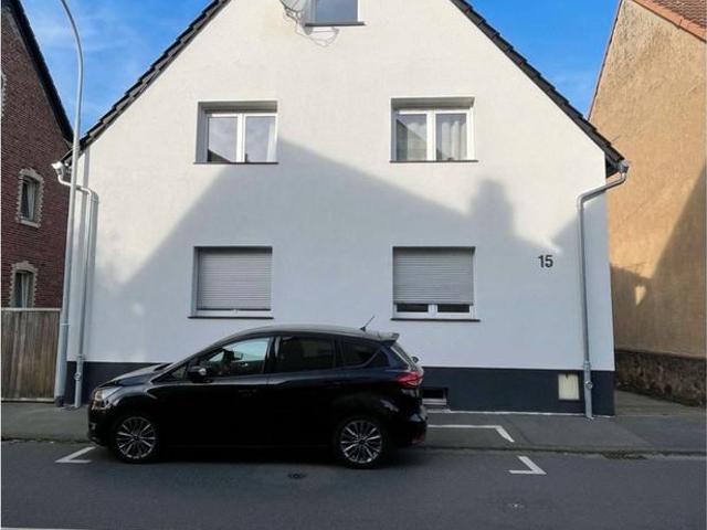 Modernisiertes Zweifamilienhaus mit großem Grundstück