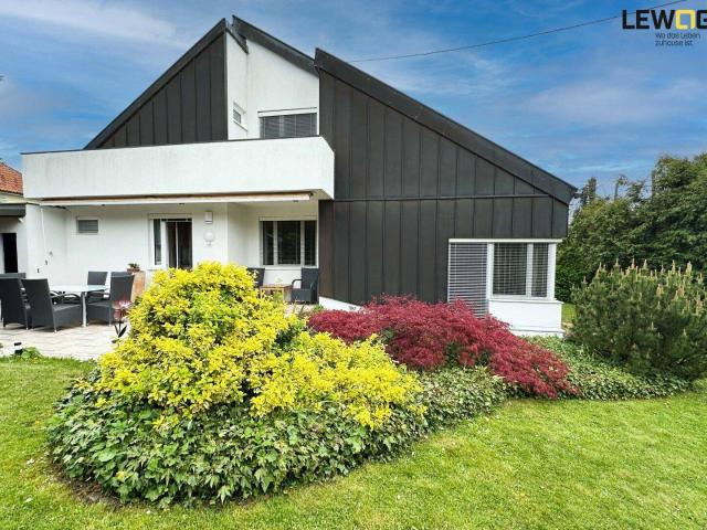 Modernisiertes Architektenhaus auf pflegeleichtem Grundstück