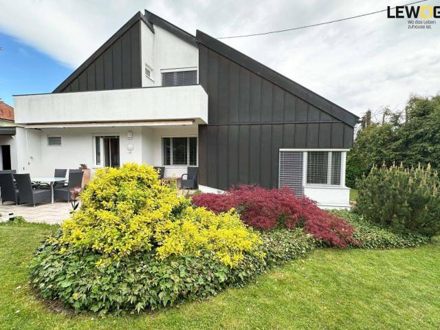Modernisiertes Architektenhaus mit Gartenidylle