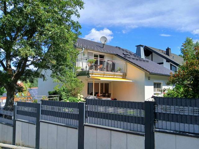 Modernisiertes EFH mit Einliegerwohnung, aufwändiger Gartenanlage und Fernsicht in Ruhelage!