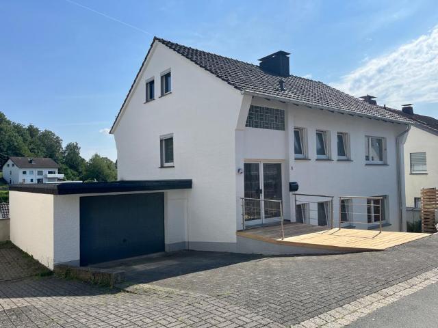 Modernisiertes Ein Zweifamilienhaus mit tollem Ausblick