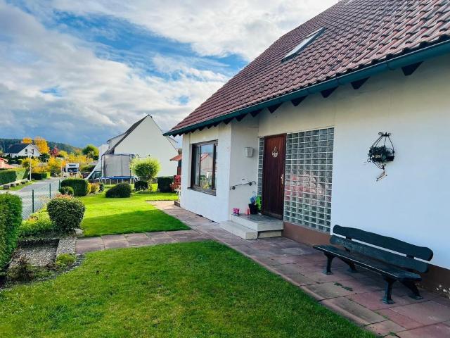 Modernisiertes Einfamilienhaus mit großem Garten zu verkaufen