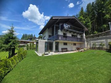 Modernisiertes Einfamilienhaus mit großen Garten und Garagen in Achenkirch