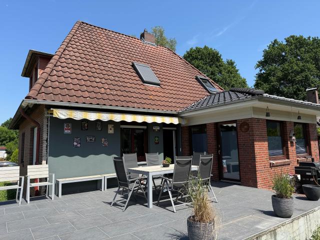 Modernisiertes Einfamilienhaus mit großer Garage