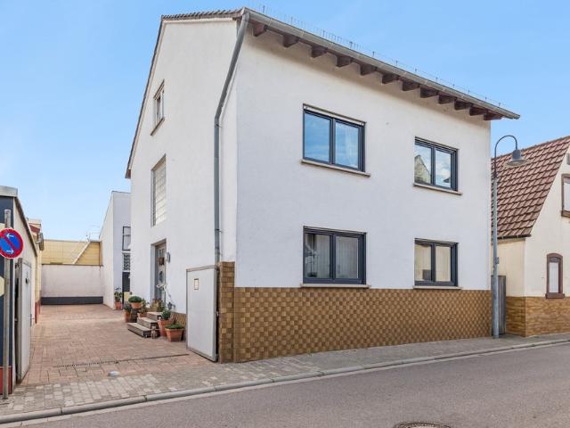 Modernisiertes Einfamilienhaus mit großzügigen Anbauten und ca. 180 m² Wohnfläche direkt am Wingert