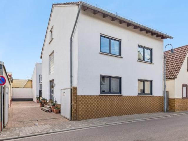 Modernisiertes Einfamilienhaus mit großzügigen Anbauten und ca. 180 m² Wohnfläche direkt am Wingert