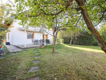 Neuer Preis! Modernisiertes Einfamilienhaus mit Luftwärmepumpe, Einlegerwohnung und Traumgarten in Essling