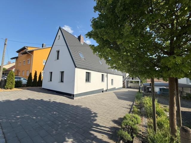 Modernisiertes Einfamilienhaus mit separatem Wohnbereich und großem Garten in Lonnerstadt