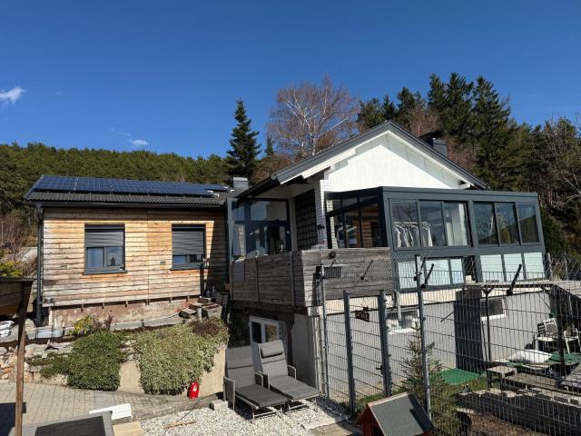 Modernisiertes Einfamilienhaus mit Wintergarten, Pool & herrlichem Ausblick in Wiesmath