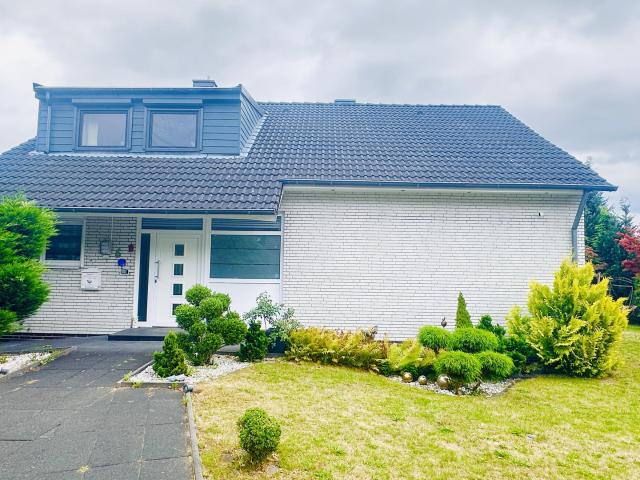 Modernisiertes Einfamilienhaus mit 187 m² Wohnfläche, 6 Zimmern, Garage und Garten, ohne Makler