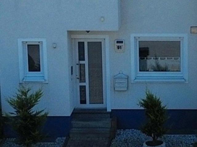 Modernisiertes Familienhaus mit Photovoltaik, Kamin usw