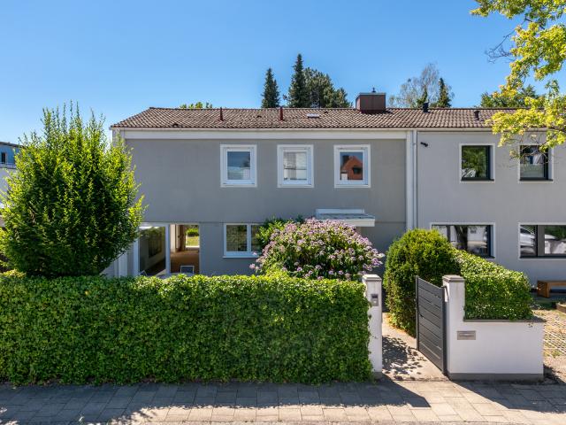 Modernisiertes, großzügiges Eckhaus mit 4 Schlafzimmern, Pool und prächtigem Garten