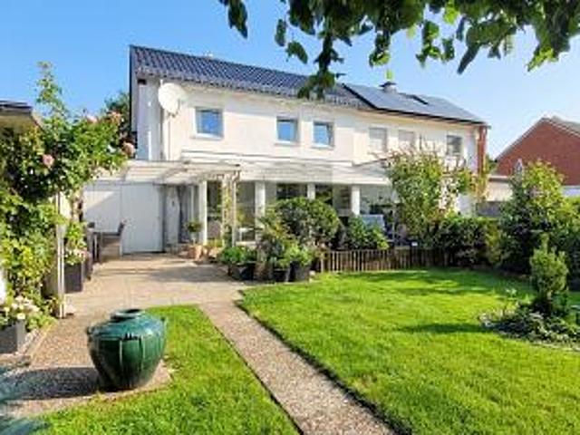 MODERNISIERTES HEIM MIT WOHLFÜHLGARTEN