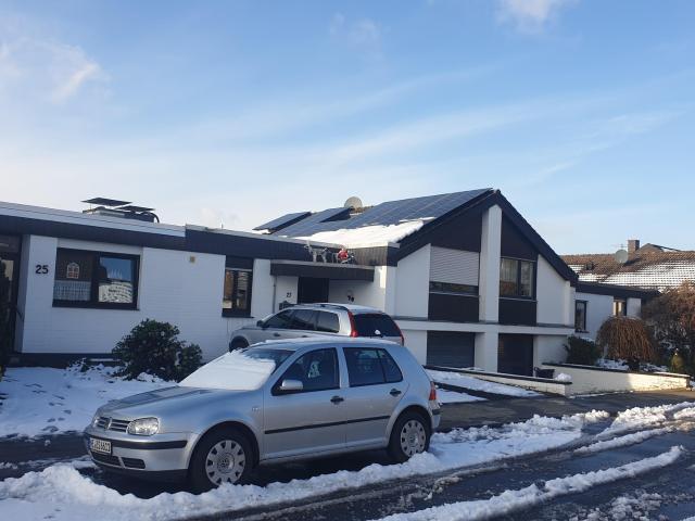 Modernisiertes Maisonette Reihenhaus mit PV Anlage, Marmorbad & Sommergarten