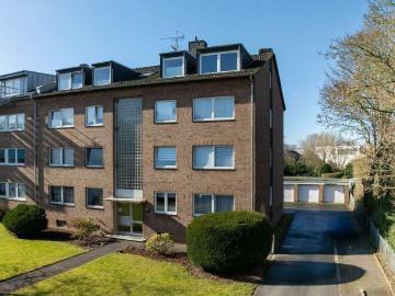Modernisiertes Mehrfamilienhaus mit großzügigen Balkonen und weitläufigem Grundstück