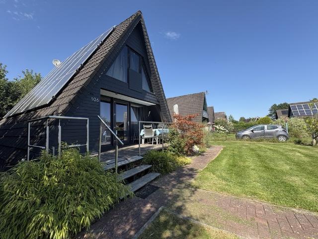 Modernisiertes Nurdach Ferienhaus mit Photovoltaik Anlage in Deichnähe
