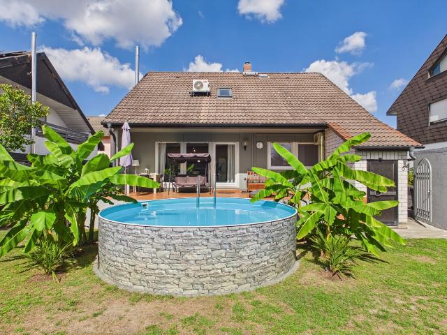 Modernisiertes Refugium in Sackgassenlage: Freistehend mit Süd Garten, Pool & 248 m² Nutzfläche