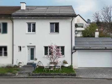 Modernisiertes Reiheneckhaus mit Doppelgarage, PV Anlage und grosszügigem Garten
