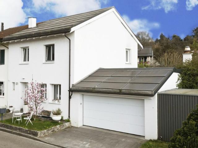 Modernisiertes Reiheneckhaus mit Doppelgarage, PV Anlage und grosszügigem Garten