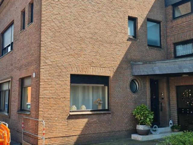 Modernisiertes Reihenendhaus mit großem Wintergarten in MG Hamern