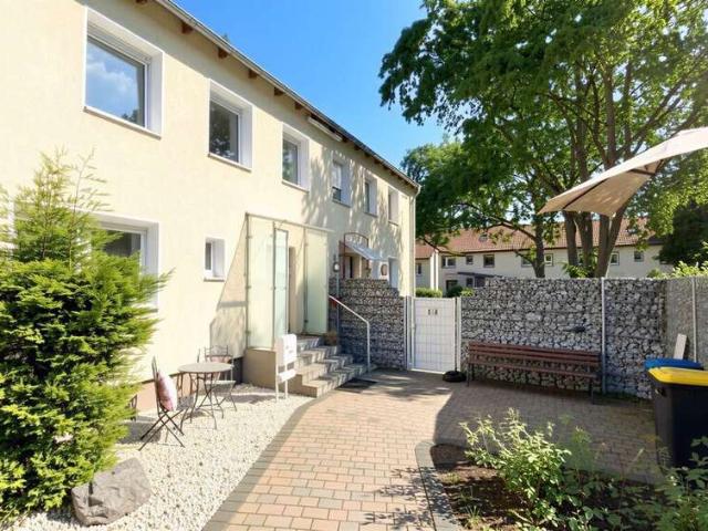 Modernisiertes Reihenhaus mit Wellnessbad, Gäste WC, Keller & 248 m² Grundstück
