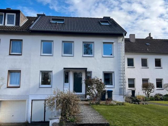 Modernisiertes Reihenhaus mit großem Grundstück & Kamin