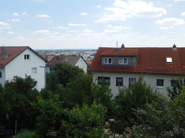 MODERNISIERTES REIHENMITTELHAUS MIT AUSGEBAUTEM DG IN AUSSICHTSLAGE