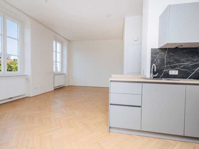 MODERNISIERTER ALTBAU I SMART HOME I OFFENE WOHNKÜCHE I HOHE DECKEN I GRÜN & STADTBLICK I INNENSTADTLAGE