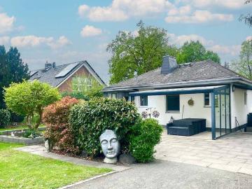 Modernisierter Bungalow mit großem Garten und zwei Terrassen in Steglitz Zehlendorf