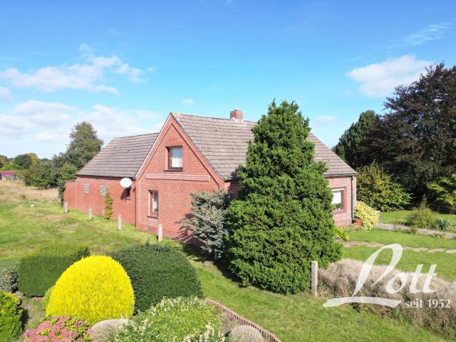 Modernisierungsbedüftiges Einfamilienhaus mit Anbau und Garage in Weener / Möhlenwarf!