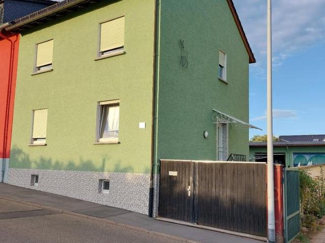 Modernisierungsbedürftiges Ein bis Zweifamilienhaus mit Weinberg