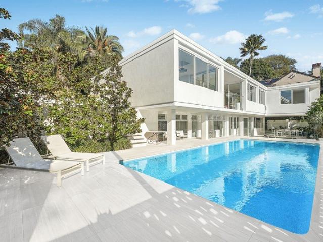 Modernist Luxury with Panoramic Harbour Views
