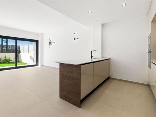 Moderno apartamento en planta baja de 2 dormitorios • La Veleta • A 200 m de la playa