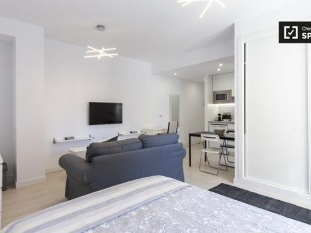 Moderno apartamento estudio en alquiler en la Puerta del Ángel