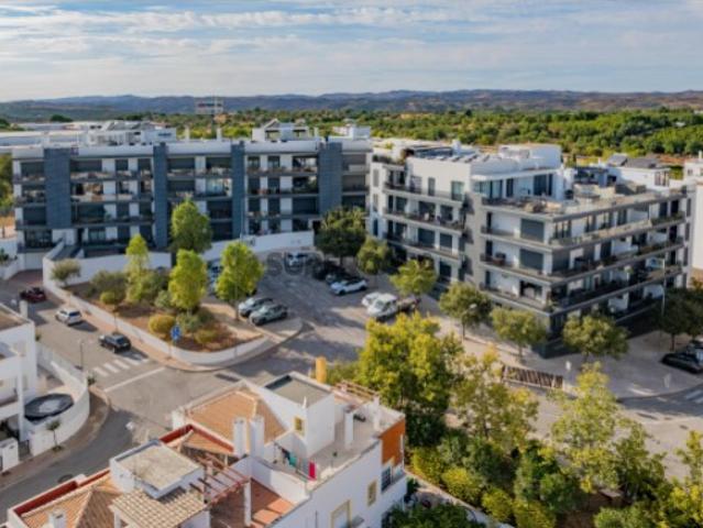 Moderno apartamento T2 com varanda e garagem em Tavira