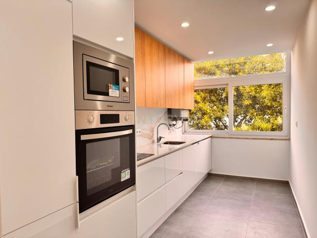 Moderno apartamento T3 com Varanda em Oeiras, Lisboa