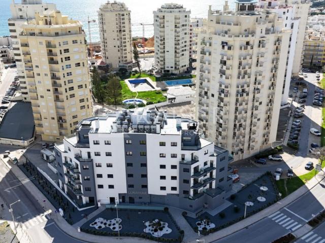 Moderno apartamento 4 2+2 com garagem e elevador no centro de Armação de Pêra