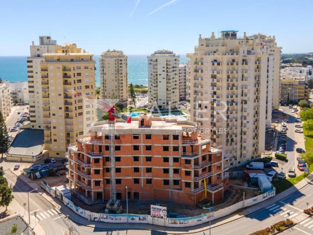 Moderno apartamento 4 2+2 com garagem e elevador no centro 207m² Armação De Pêra