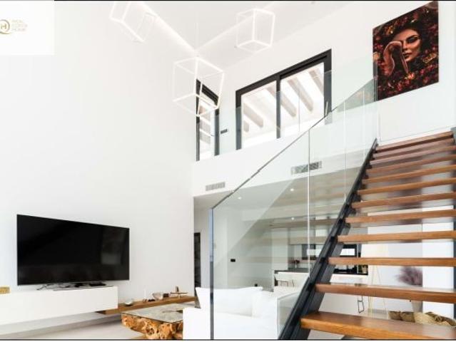 MODERNO CHALET CON PISCINA PROPIA Y VISTAS